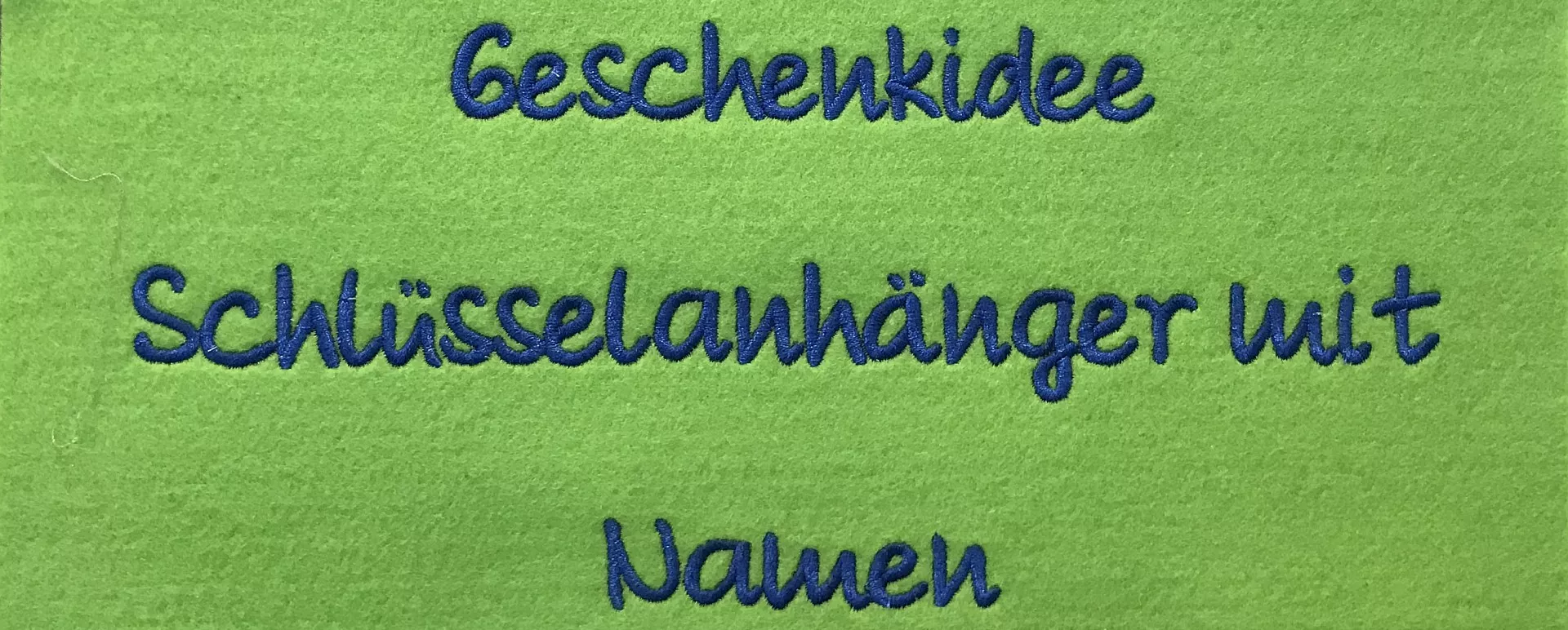 schlusselanhanger-gesticktes-infoschild-schmal-1920