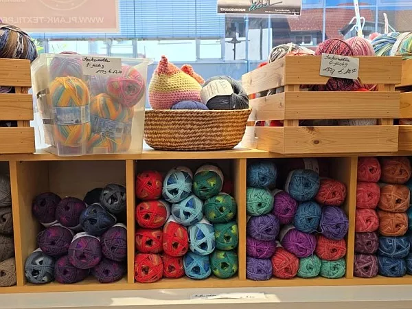 Vielfältige Auswahl an Wolle - Für Socken und vieles mehr ...