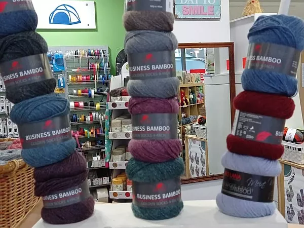 Bunte Wolle für frische Stricksachen